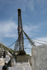 Gittermastkran in einem Carrara-Marmorsteinbruch